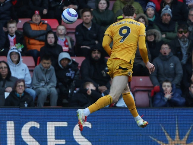 Jorgen Strand Larsen de Wolverhampton Wanderers marquant contre Southampton le 15 mars 2025