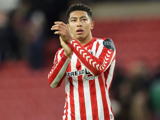 Jobe Bellingham de Sunderland applaudit les fans après le match de son équipe contre Bristol City, le 10 décembre 2024