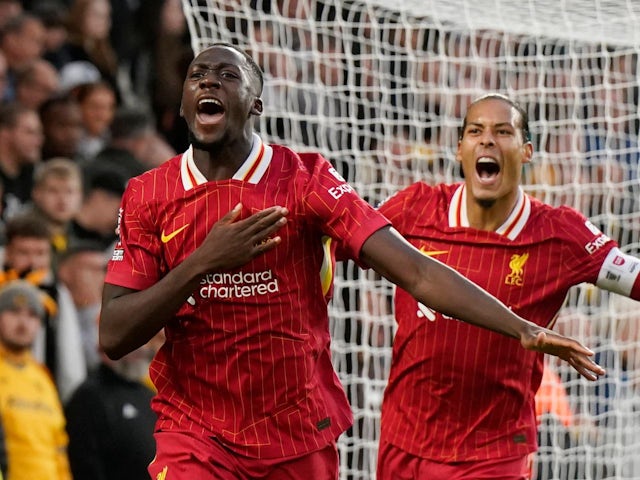 Le konate Ibrahim de Liverpool célèbre avec Virgil van Dijk le 28 septembre 2024