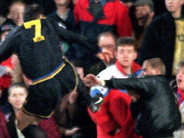 Le tristement célèbre coup de pied du kung-fu d'Eric Cantona le 25 janvier 1995 Le tristement célèbre coup de pied du kung-fu d'Eric Cantona le 25 janvier 1995