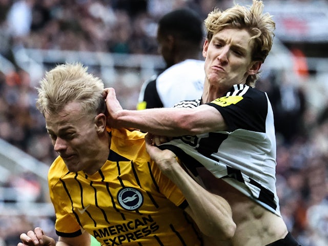 Anthony Gordon de Newcastle United pousse Jan Paul Van Hecke de Brighton & Hove Albion le 2 mars 2025