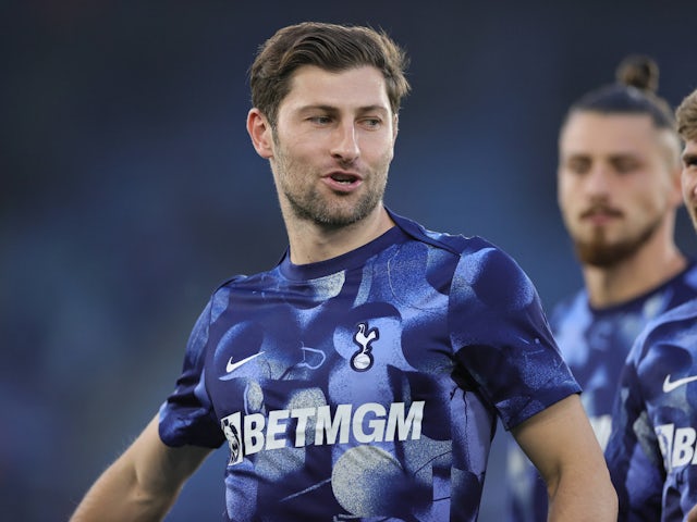 Ben Davies de Tottenham Hotspur se réchauffe le 17 août 2024