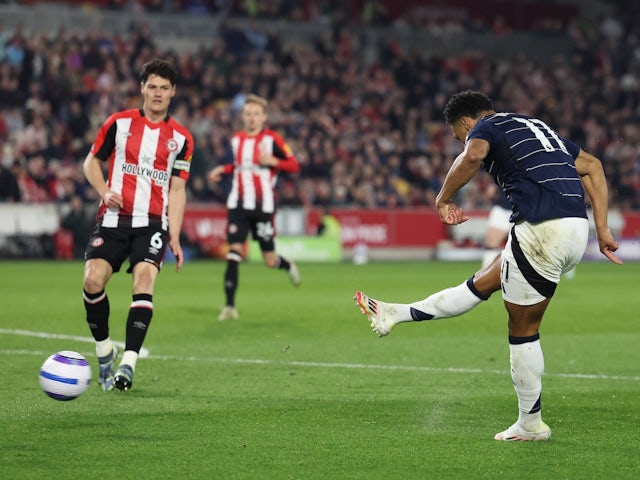 Ollie Watkins d'Aston Villa marque contre Brentford le 8 mars 2025
