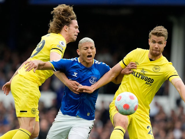 Richarlison d'Everton est victime d'une faute par Kristoffer Ajer et Mads Bech Sorensen de Brentford le 15 mai 2022