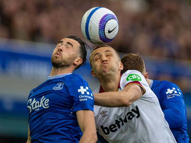 Jack Harrison (à gauche) d'Everton et Tomas Soucek (à droite) de West Ham United pour le ballon, le 15 mars 2025