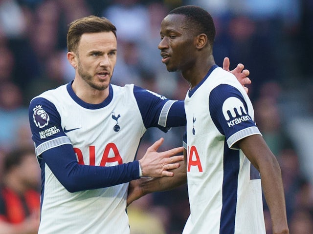 James Maddison et Pape Sarr de Tottenham Hotspur, illustré le 9 mars 2025