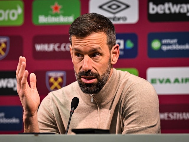 Le directeur de Leicester City Ruud Van Nistelrooy dans une conférence de presse d'après-match après le match de son équipe contre West Ham United, le 27 février 2025