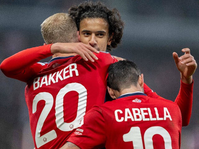 Ayyoub Bouaddi de Lille célèbre avec Remy Cabella et Mitchel Bakker le 11 décembre 2024