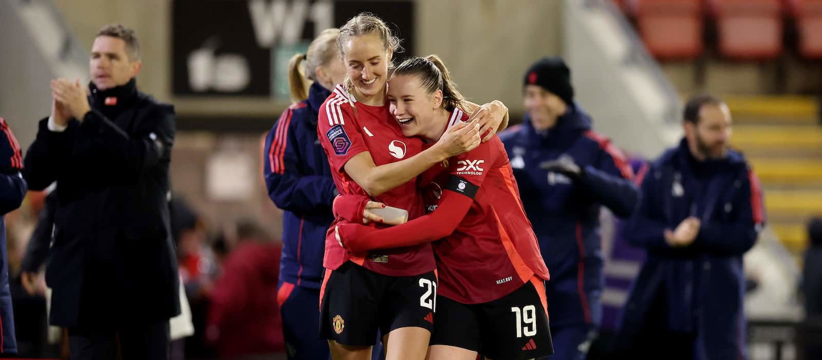 OFFICIEL: Man United Women Defender Millie Turner signe un nouvel accord jusqu'en 2028 - Man United News and Transfer News