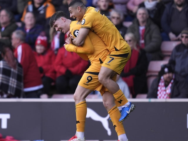 Jorgen Strand Larsen célèbre le score pour Wolverhampton Wanderers avec Andre le 15 mars 2025