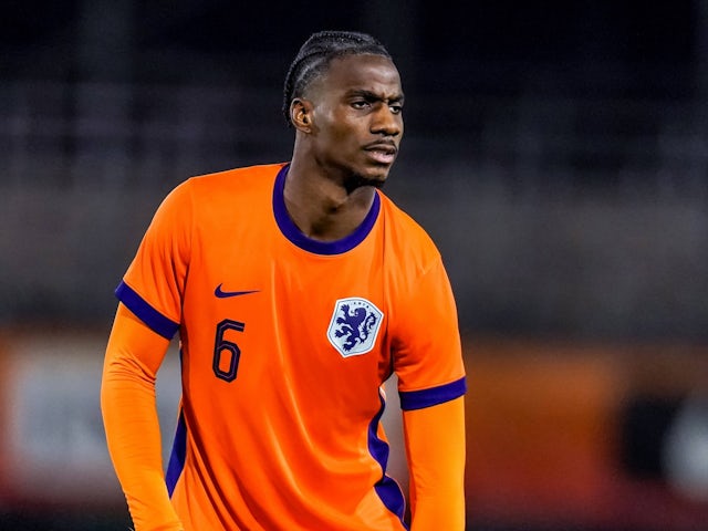 Ezechiel Banzuzi joue pour les Pays-Bas des moins de 21 ans le 18 novembre 2024