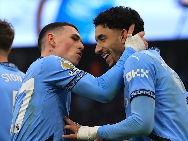 Phil Foden et Omar Marmoush de Manchester City célèbrent le 15 février 2025