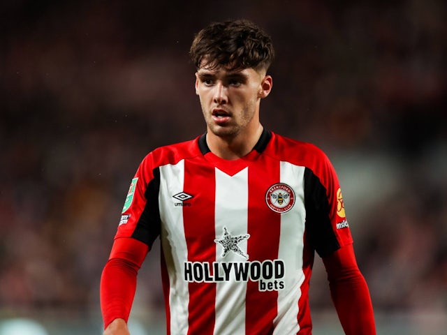 Aaron Hickey de Brentford en action le 29 septembre 2023
