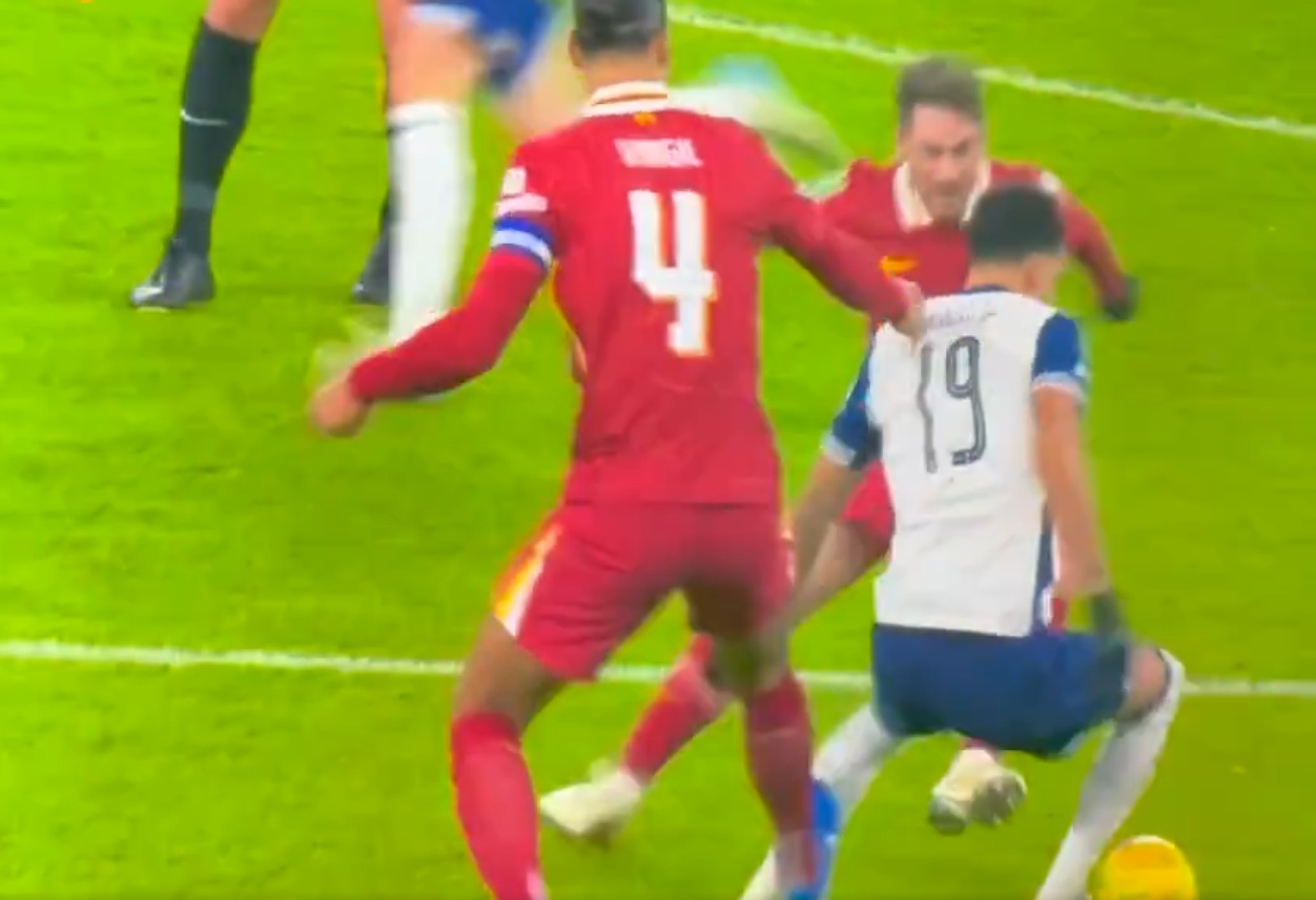 Virgil van Dijk a semblé tamponner sur Dominic Solanke dans la Coupe Carabao cette saison