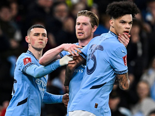 Nico O'Reilly, Kevin de Bruyne et Phil Foden de Manchester City, célèbrent le 1er mars 2025
