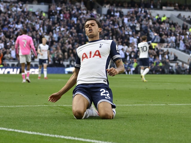 Brennan Johnson de Tottenham Hotspur célèbre le score contre Southampton le 6 avril 2025