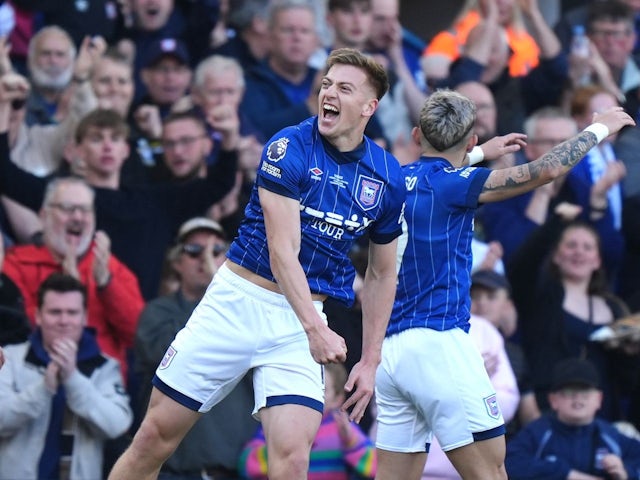 Liam Delap d'Ipswich Town célèbre le score contre Wolverhampton Wanderers, le 5 avril 2025
