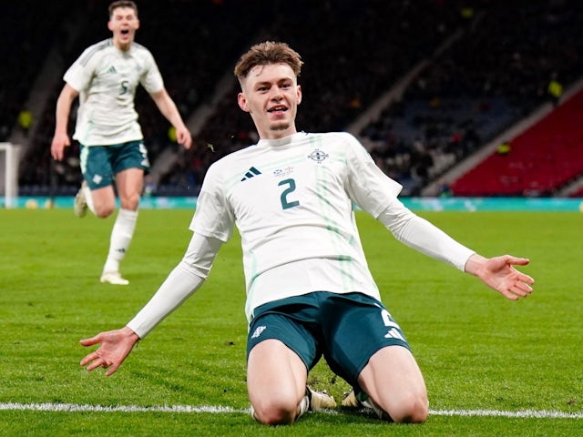 Conor Bradley d'Irlande du Nord célèbre le score de leur premier but le 26 mars 2024