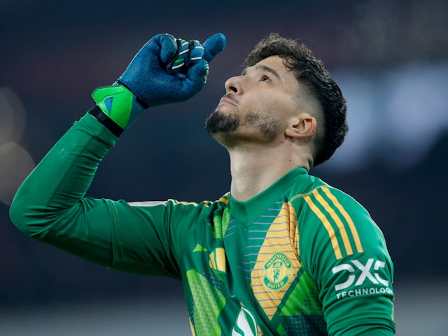 Altay Bayindir de Manchester United illustré le 12 janvier 2025