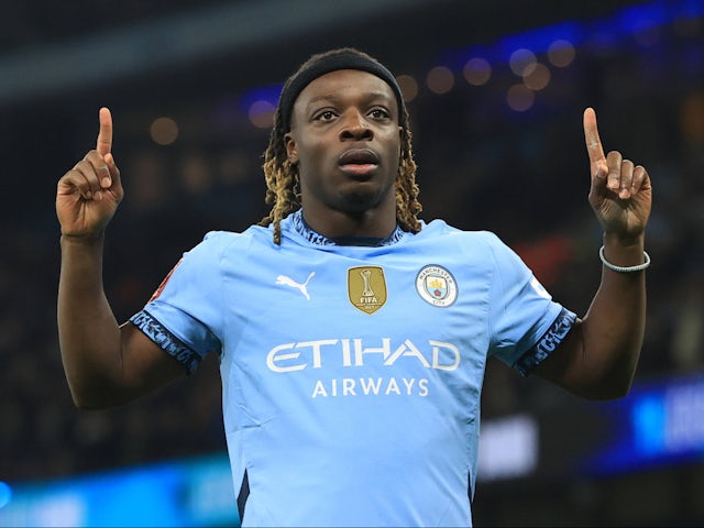 Jeremy Doku de Manchester City célèbre le 11 janvier 2025