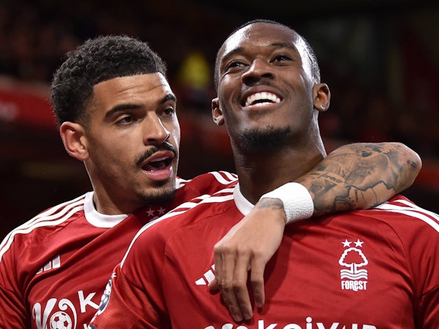 Morgan Gibbs-White de Nottingham Forest et Callum Hudson-Odoi illustré le 2 avril 2024