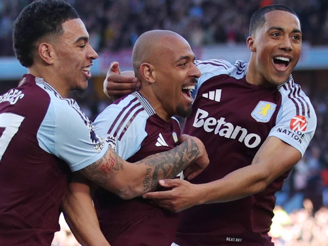 Donyell Malen, Morgan Rogers et Youri Tielemans d'Aston Villa célèbrent le 5 avril 2025