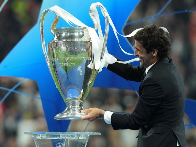 Raul Gonzalez du Real Madrid apporte le trophée de la Ligue des champions sur le terrain le 28 mai 2022