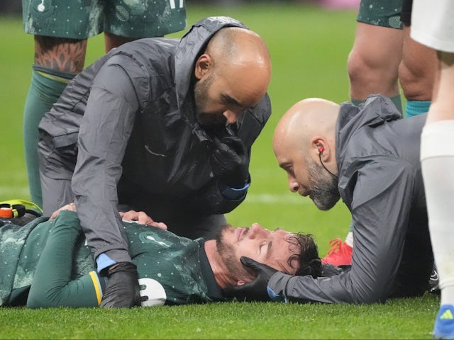 James Maddison de Tottenham Hotspur est traité pour une blessure le 17 avril 2025