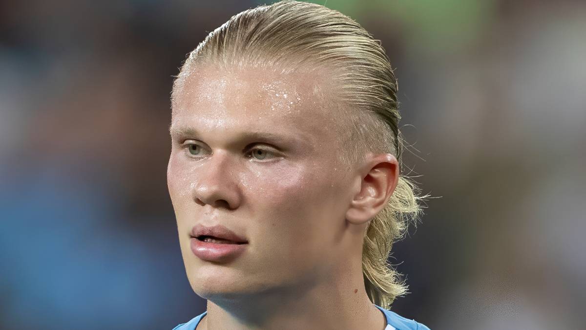 Erling Haaland joue au football pour Man City