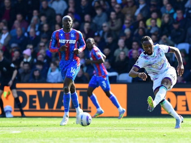 Antoine Semenyo de Bournemouth frappe au but contre Crystal Palace, le 19 avril 2025