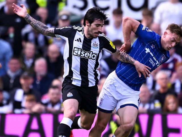 Sandro Tonali de Newcastle United est en compétition pour le ballon contre Liam Delap d'Ipswich Town, le 26 avril 2025