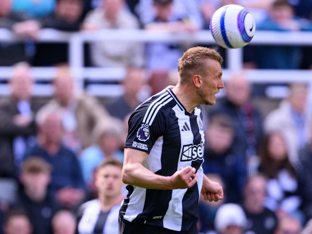 Dan Burn de Newcastle United dirige le ballon lors du match de son équipe contre Ipswich Town, le 26 avril 2025