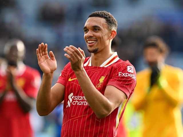 Trent Alexander-Arnold de Liverpool applaudit les fans le 20 avril 2025
