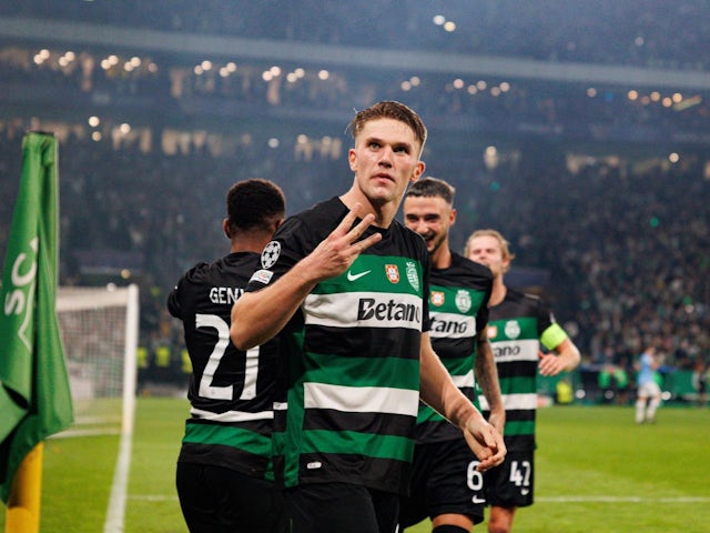 Viktor Gyoker célèbre le marquage d'un triplé pour Sporting Lisbonne le 5 novembre 2024
