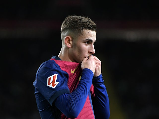Fermin Lopez de Barcelone embrasse l'insigne contre Valence le 26 janvier 2025