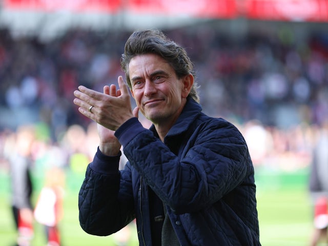 Le directeur de Brentford, Thomas Frank, applaudit les fans le 19 avril 2025