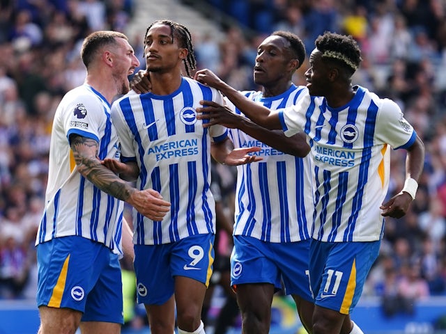 Les joueurs de Brighton & Hove Albion célèbrent le but de Joao Pedro contre Leicester City le 12 avril 2025