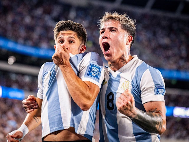 L'Argentine Giuliano Simeone célèbre avec Enzo Fernandez le 25 mars 2025