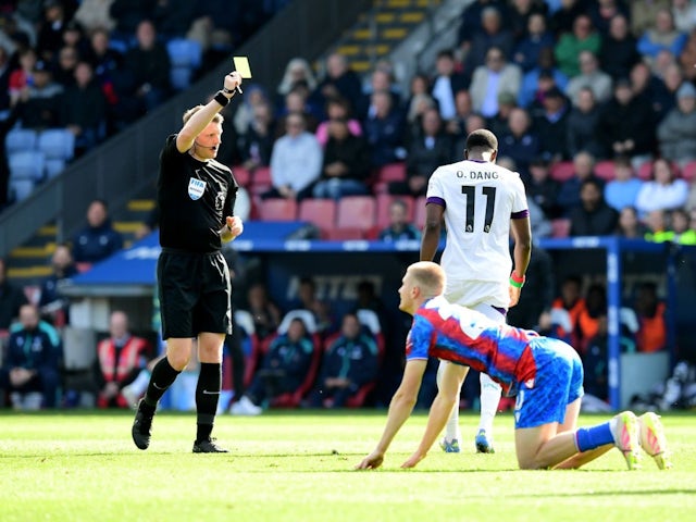 Adam Wharton de Crystal Palace reçoit un carton jaune contre Bournemouth, le 19 avril 2025