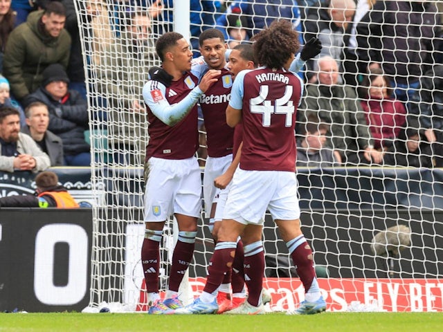 Les joueurs d'Aston Villa célèbrent avec Marcus Rashford après son deuxième but contre Preston North End dans la FA Cup, le 30 mars 2025