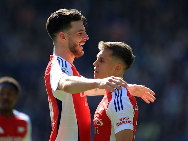 Leandro Trossard d'Arsenal célèbre avec Declan Rice le 5 avril 2025