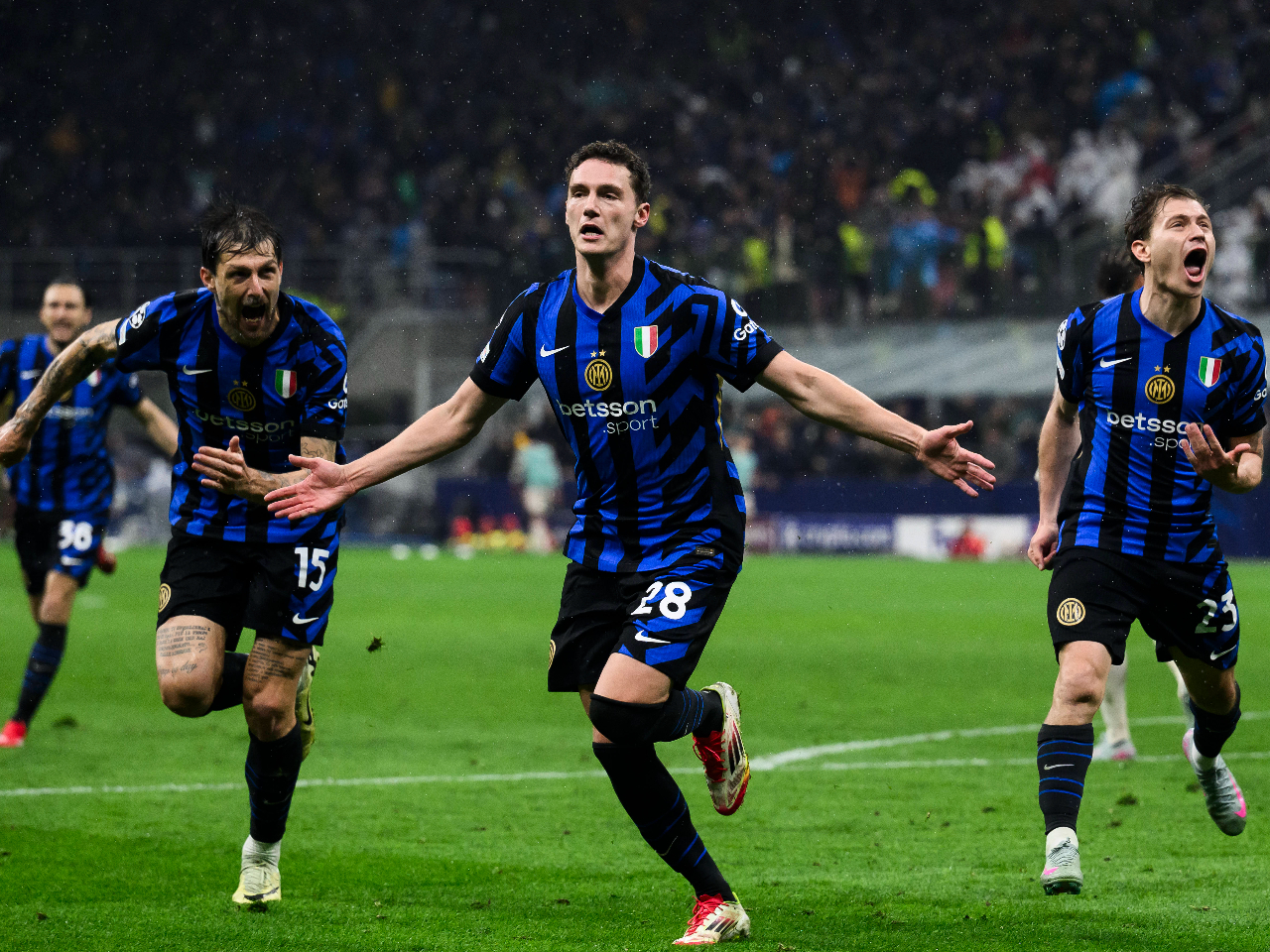 Incessant Inter knock out brave Bayern to keep