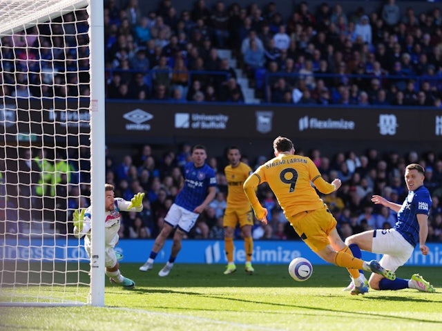Jorgen Strand Larsen marque contre Ipswich Town pour Wolverhampton Wanderers, le 5 avril 2025
