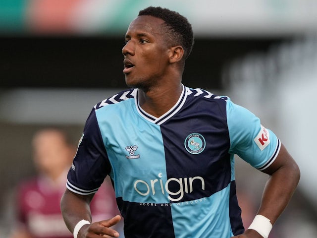 Richard Kone de Wycombe Wanderers le 13 septembre 2024
