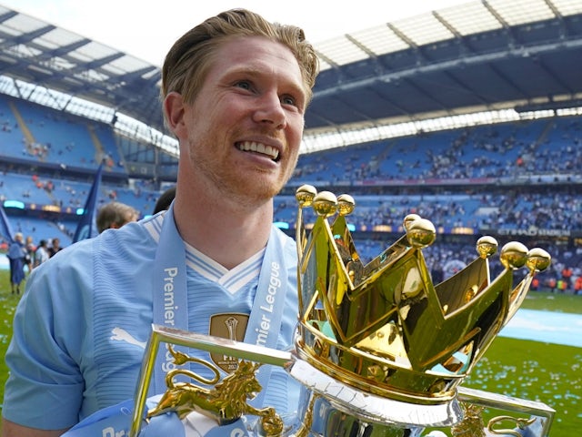 Kevin de Bruyne de Manchester City avec le trophée de la Premier League le 19 mai 2024