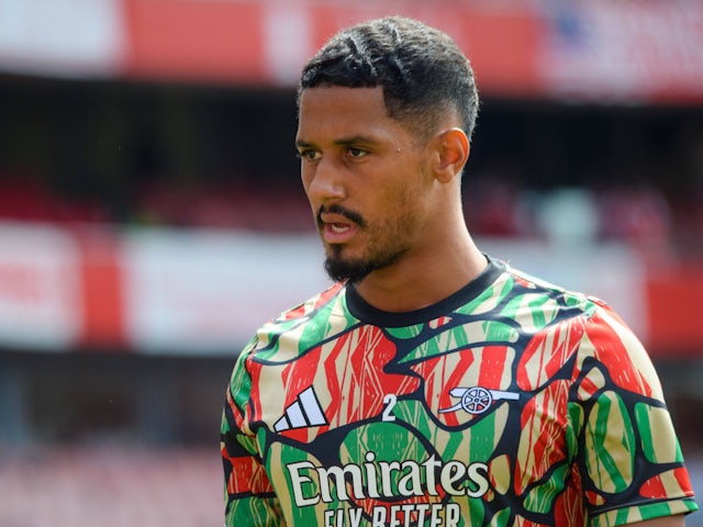 William Saliba d'Arsenal se réchauffe le 11 août 2024