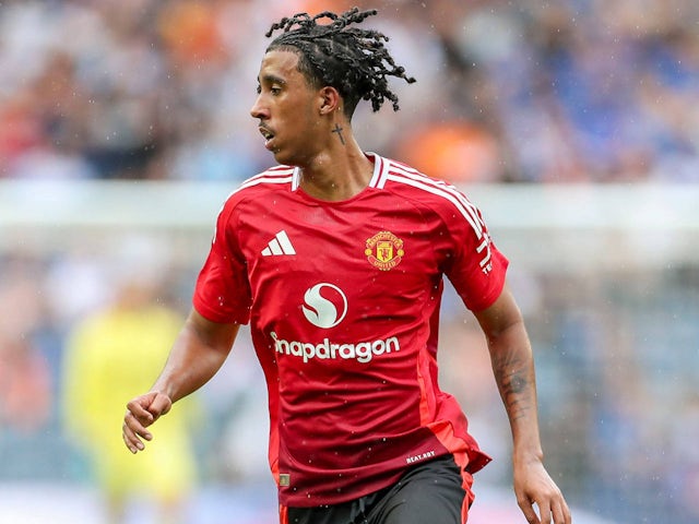 Le défenseur central de Manchester United Leny Yoro le 20 juillet 2024