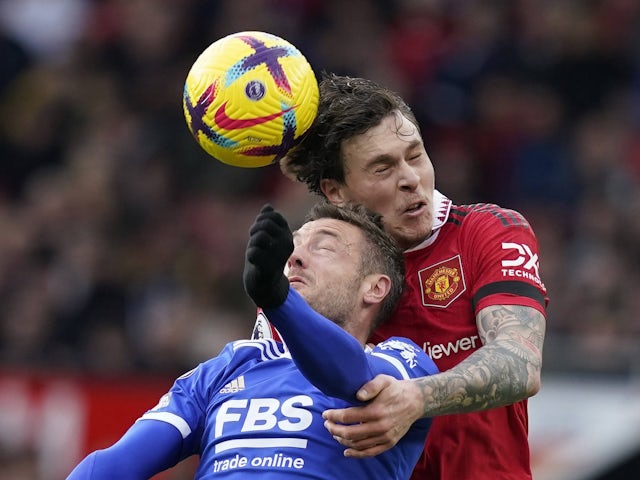 Victor Lindelof de Manchester United défie Jamie Vardy de Leicester City lors du match de Premier League le 19 février 2023