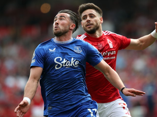 Jack Harrison d'Everton et Alex de Nottingham Forest sur la photo le 12 avril 2025