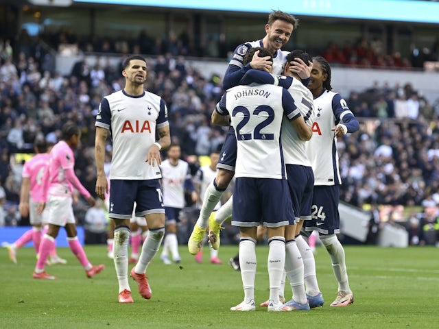 Brennan Johnson de Tottenham Hotspur célèbre le score contre Southampton le 6 avril 2025